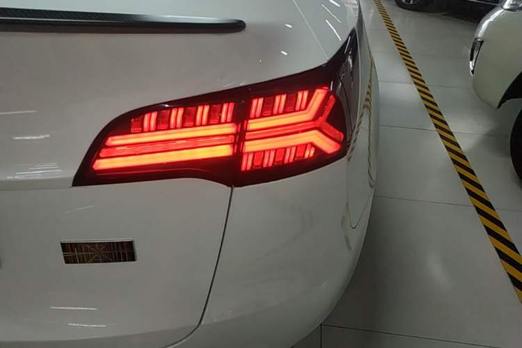 Used Tesla Model Y 2022 Performance High-Performance All-Wheel-Drive Version Right Rear Taillight