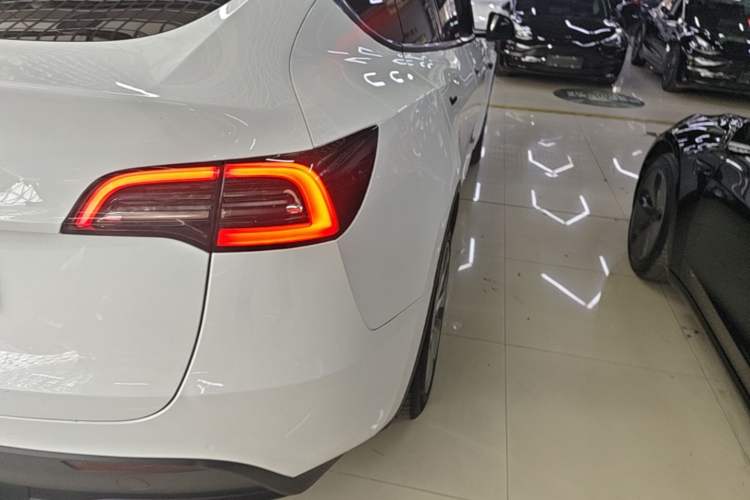 Used Tesla Model Y 2022 Long-Range All-Wheel-Drive Version Right Rear Taillight