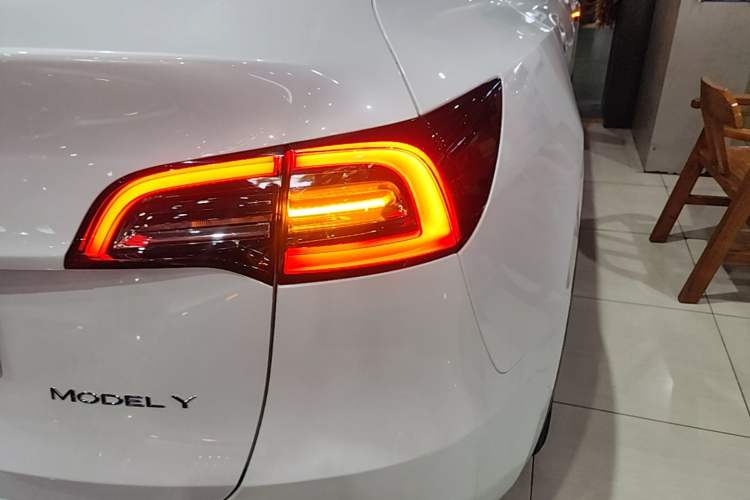 Used Tesla Model Y 2022 Long-Range All-Wheel-Drive Version Right Rear Taillight