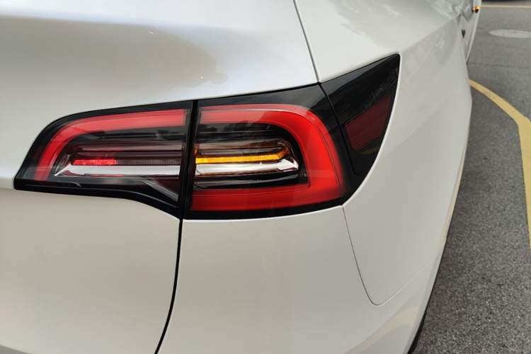 Used Tesla Model Y 2022 Long-Range All-Wheel-Drive Version Right Rear Taillight