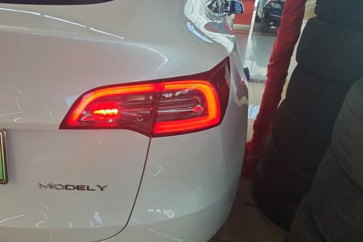 Used Tesla Model Y 2022 Long-Range All-Wheel-Drive Version Right Rear Taillight