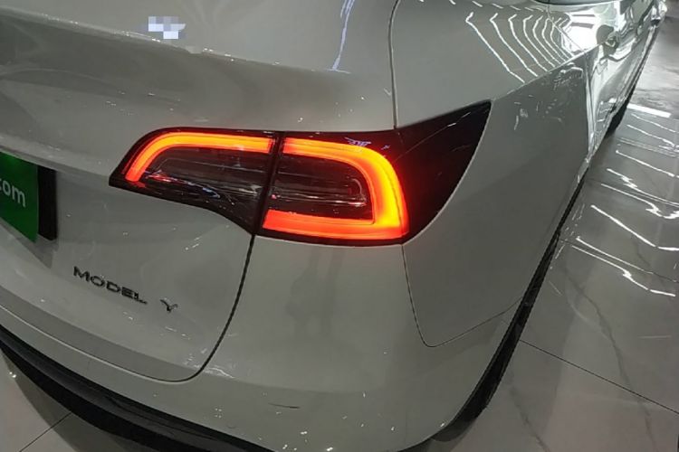 Used Tesla Model Y 2022 Long-Range All-Wheel-Drive Version Right Rear Taillight