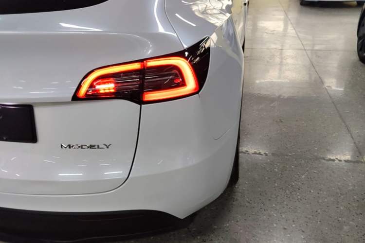 Used Tesla Model Y 2022 Long-Range All-Wheel-Drive Version Right Rear Taillight
