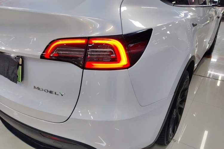 Used Tesla Model Y 2022 Long-Range All-Wheel-Drive Version Right Rear Taillight