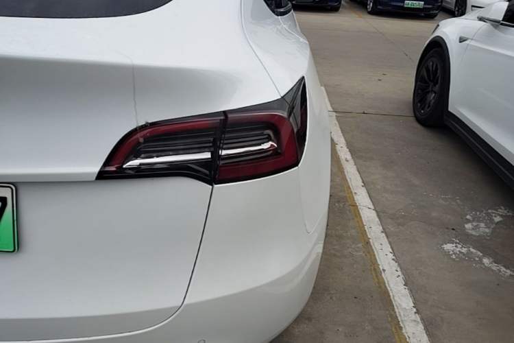 Used Tesla Model Y 2022 Long-Range All-Wheel-Drive Version Right Rear Taillight