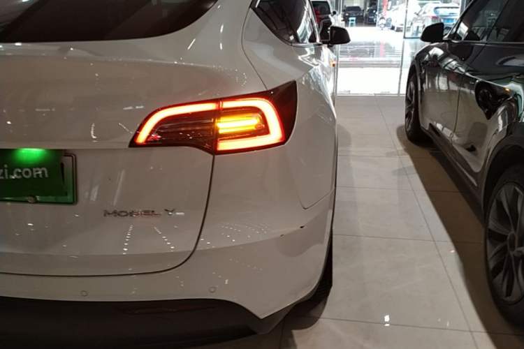 Used Tesla Model Y 2022 Long-Range All-Wheel-Drive Version Right Rear Taillight