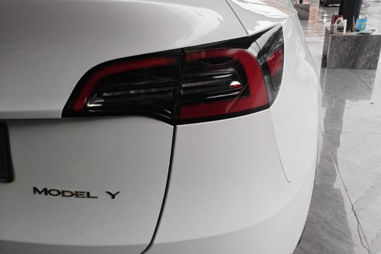 Used Tesla Model Y 2022 Long-Range All-Wheel-Drive Version Right Rear Taillight
