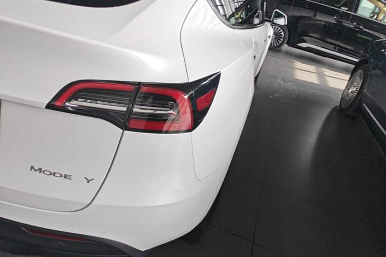 Used Tesla Model Y 2022 Long-Range All-Wheel-Drive Version Right Rear Taillight