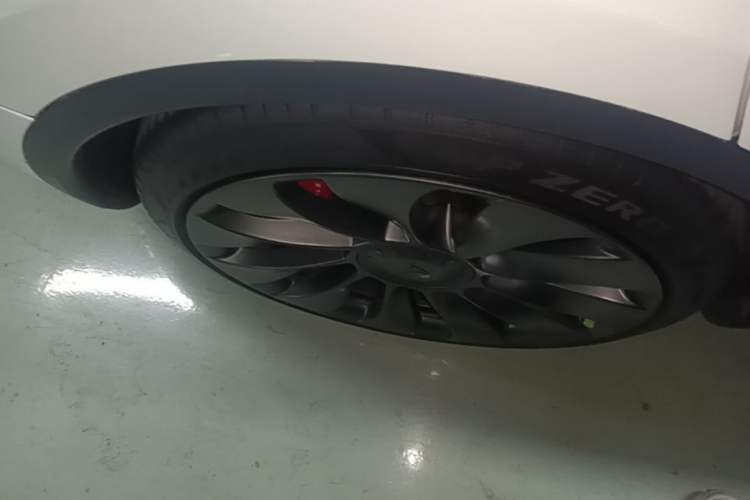 Used Tesla Model Y 2022 Performance High-Performance All-Wheel-Drive Version Right Rear Wheel Hub