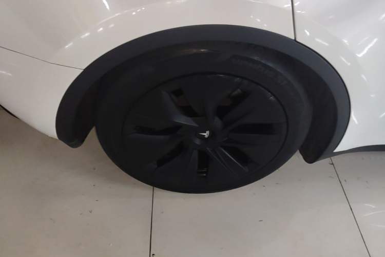 Used Tesla Model Y 2022 Long-Range All-Wheel-Drive Version Right Rear Wheel Hub