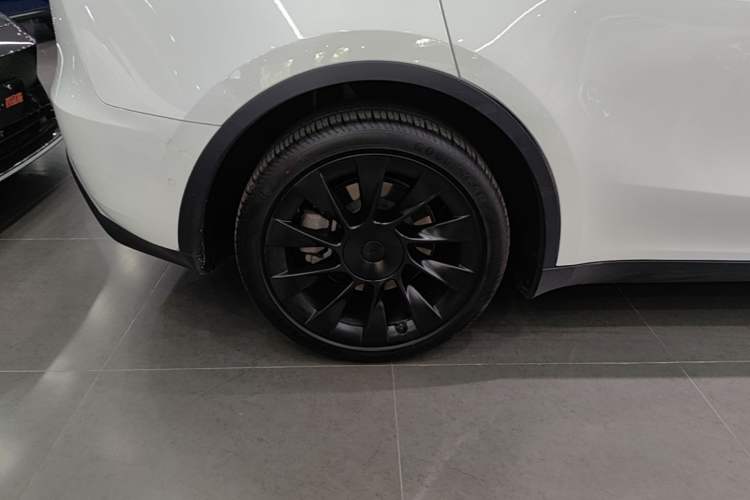 Used Tesla Model Y 2022 Long-Range All-Wheel-Drive Version Right Rear Wheel Hub
