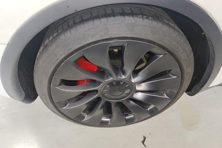 Used Tesla Model Y 2022 Performance High-Performance All-Wheel-Drive Version Right Rear Wheel Hub
