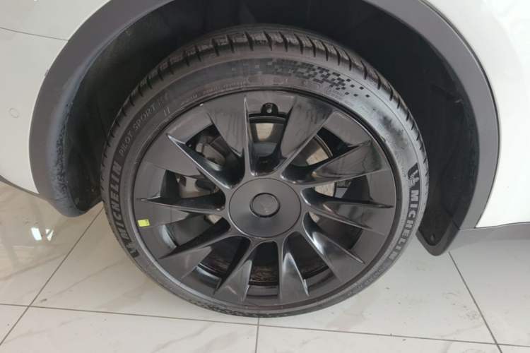 Used Tesla Model Y 2022 Long-Range All-Wheel-Drive Version Right Rear Wheel Hub