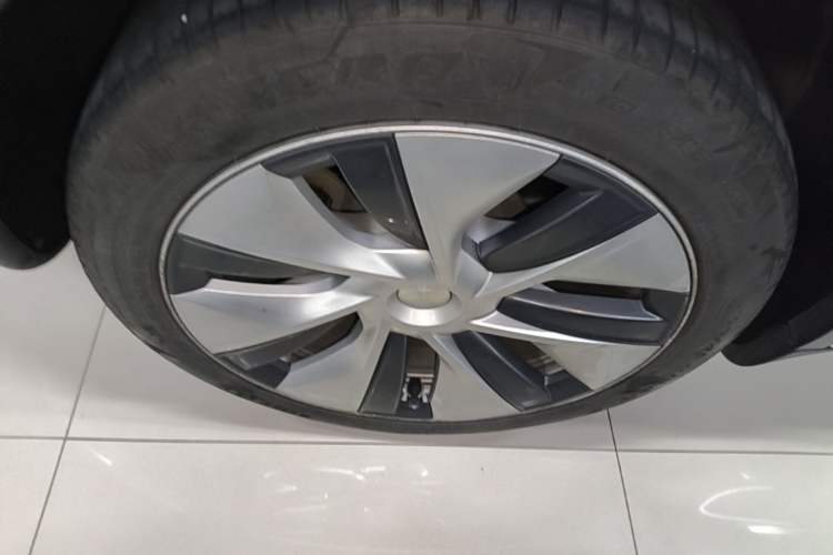 Used Tesla Model Y 2022 Rear-Wheel-Drive Version Right Rear Wheel Hub