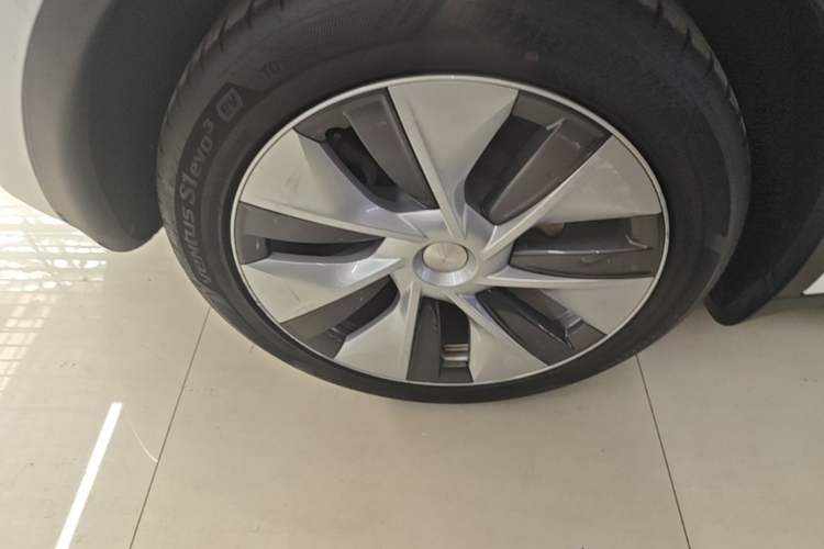Used Tesla Model Y 2022 Long-Range All-Wheel-Drive Version Right Rear Wheel Hub