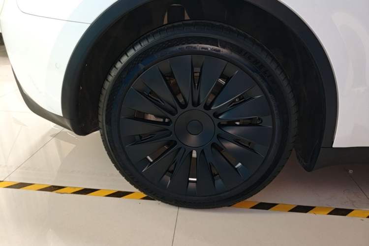 Used Tesla Model Y 2022 Revised Version Long-Range All-Wheel Drive Right Rear Wheel Hub