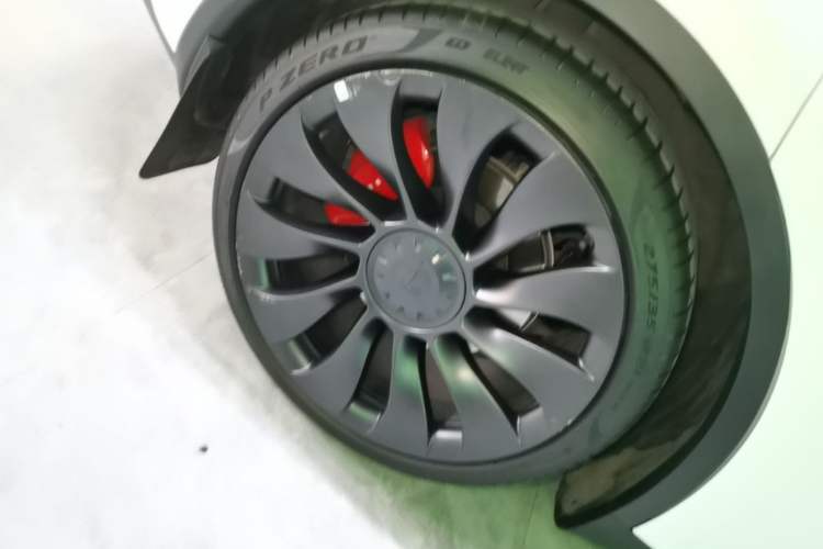 Used Tesla Model Y 2022 Performance High-Performance All-Wheel-Drive Version Right Rear Wheel Hub