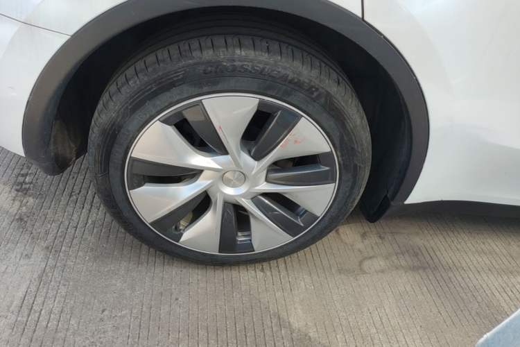 Used Tesla Model Y 2022 Long-Range All-Wheel-Drive Version Right Rear Wheel Hub