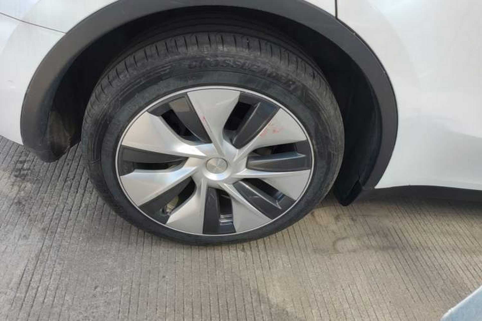 Used Tesla Model Y 2022 Long-Range All-Wheel-Drive Version Right Rear Wheel Hub