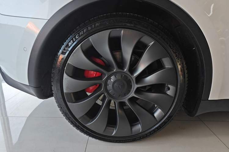 Used Tesla Model Y 2022 Performance High-Performance All-Wheel-Drive Version Right Rear Wheel Hub