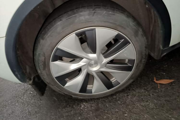 Used Tesla Model Y 2022 Long-Range All-Wheel-Drive Version Right Rear Wheel Hub