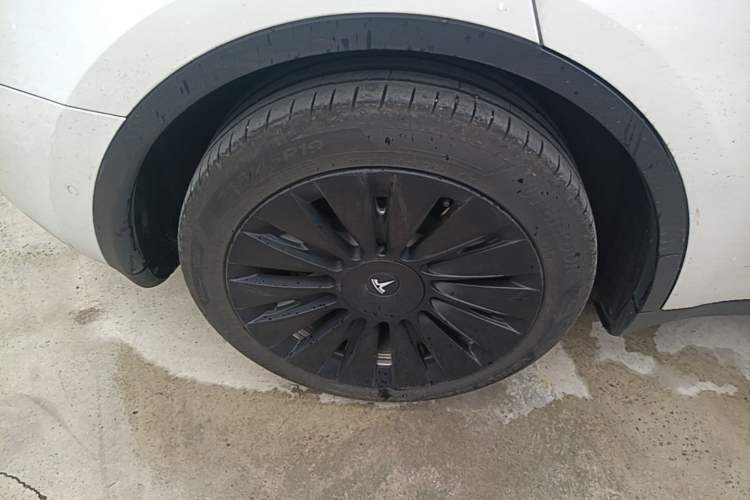 Used Tesla Model Y 2022 Long-Range All-Wheel-Drive Version Right Rear Wheel Hub