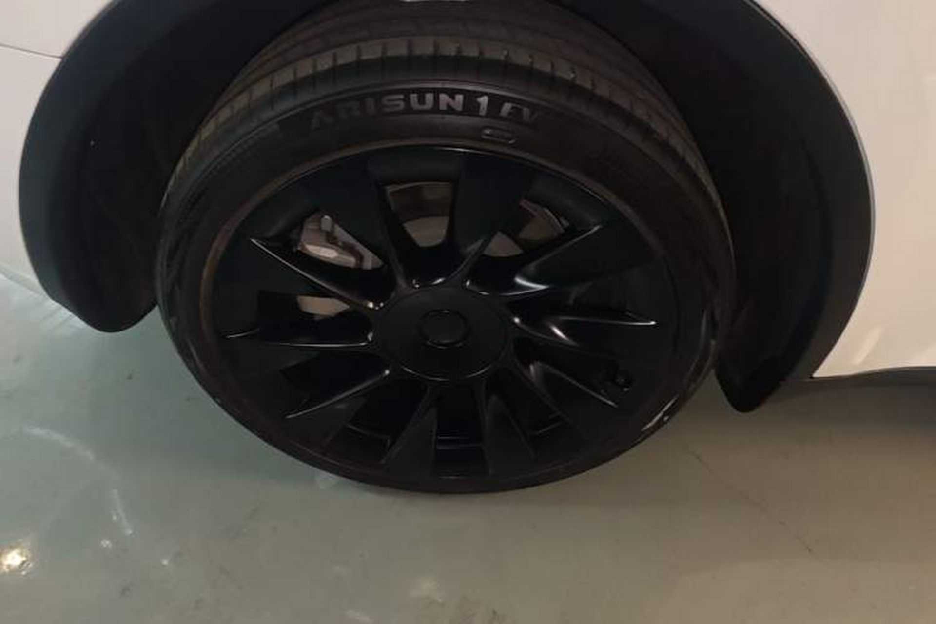 Used Tesla Model Y 2022 Long-Range All-Wheel-Drive Version Right Rear Wheel Hub