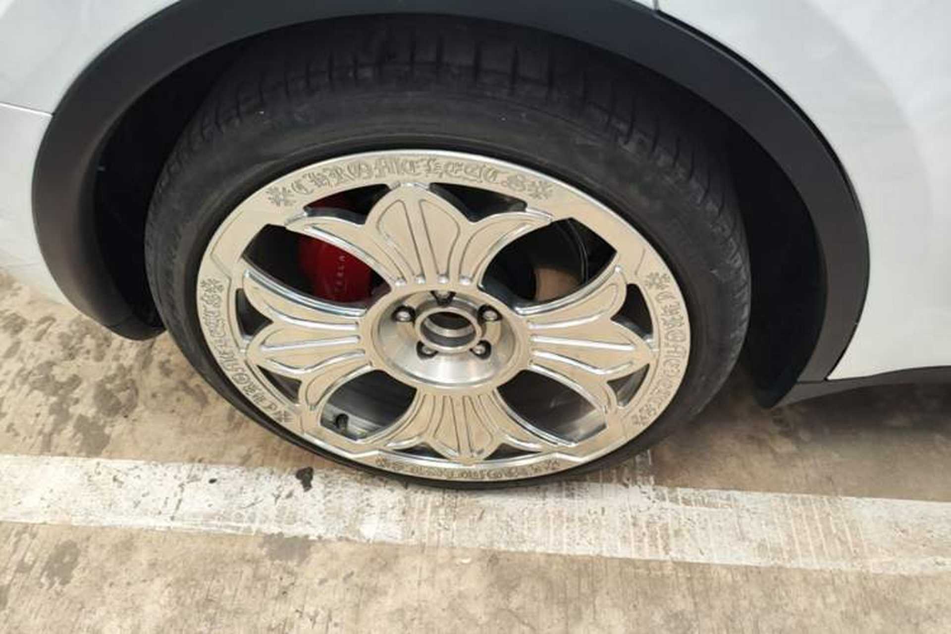 Used Tesla Model Y 2022 Performance High-Performance All-Wheel-Drive Version Right Rear Wheel Hub