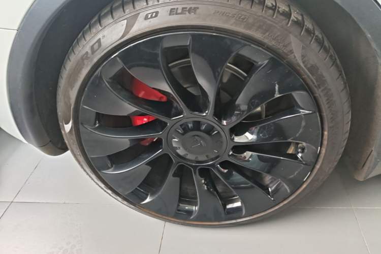 Used Tesla Model Y 2022 Performance High-Performance All-Wheel-Drive Version Right Rear Wheel Hub