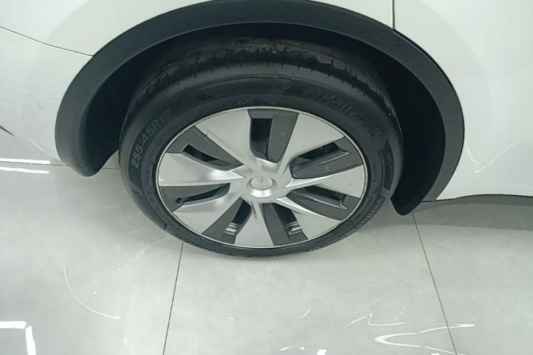 Used Tesla Model Y 2022 Long-Range All-Wheel-Drive Version Right Rear Wheel Hub