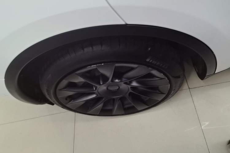 Used Tesla Model Y 2022 Long-Range All-Wheel-Drive Version Right Rear Wheel Hub