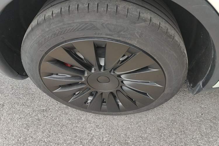 Used Tesla Model Y 2022 Long-Range All-Wheel-Drive Version Right Rear Wheel Hub