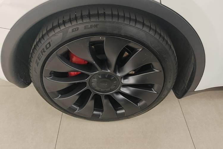 Used Tesla Model Y 2022 Performance High-Performance All-Wheel-Drive Version Right Rear Wheel Hub