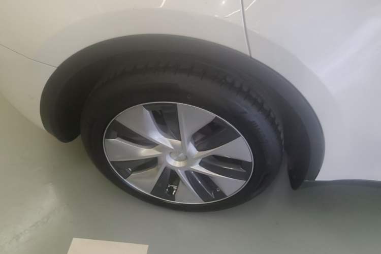 Used Tesla Model Y 2022 Revised Version Long-Range All-Wheel Drive Right Rear Wheel Hub
