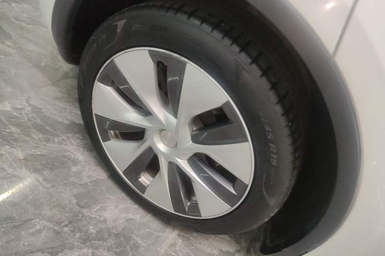 Used Tesla Model Y 2022 Rear-Wheel-Drive Version Right Rear Wheel Hub