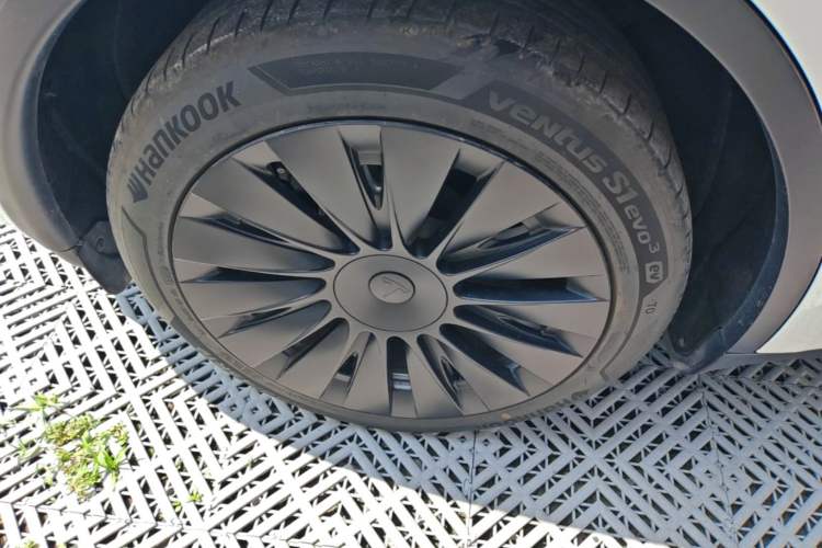 Used Tesla Model Y 2022 Revised Version Rear-Wheel Drive Right Rear Wheel Hub