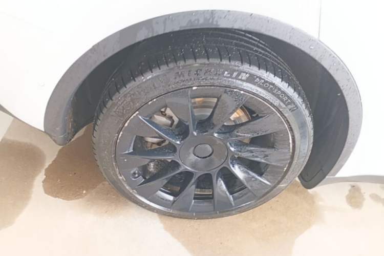 Used Tesla Model Y 2022 Long-Range All-Wheel-Drive Version Right Rear Wheel Hub