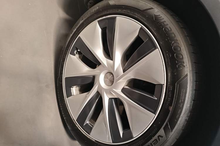 Used Tesla Model Y 2022 Rear-Wheel-Drive Version Right Rear Wheel Hub