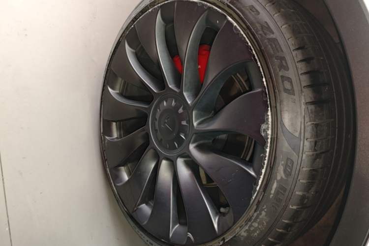 Used Tesla Model Y 2022 Performance High-Performance All-Wheel-Drive Version Right Rear Wheel Hub