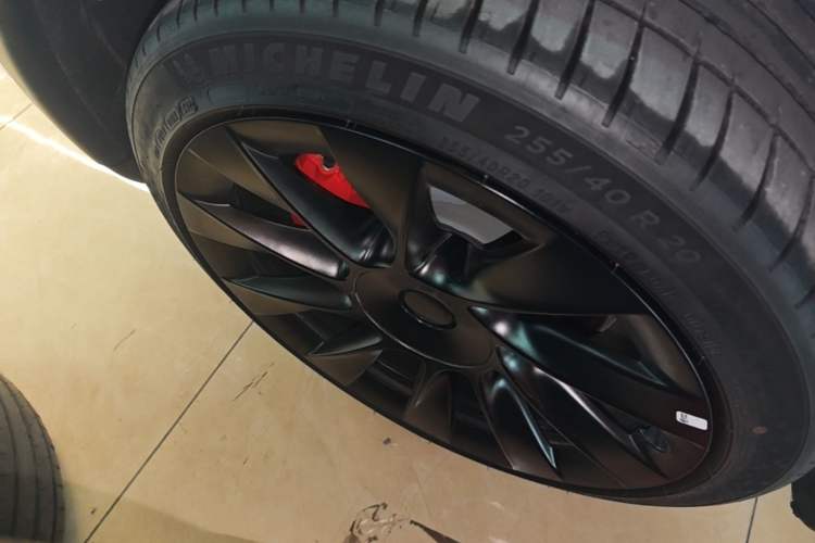 Used Tesla Model Y 2022 Long-Range All-Wheel-Drive Version Right Rear Wheel Hub
