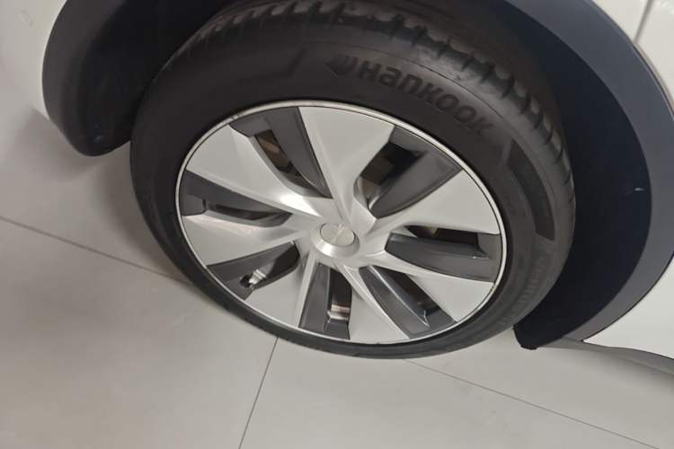 Used Tesla Model Y 2022 Long-Range All-Wheel-Drive Version Right Rear Wheel Hub