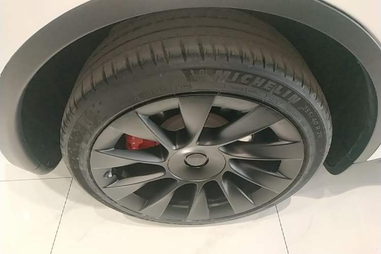 Used Tesla Model Y 2022 Long-Range All-Wheel-Drive Version Right Rear Wheel Hub