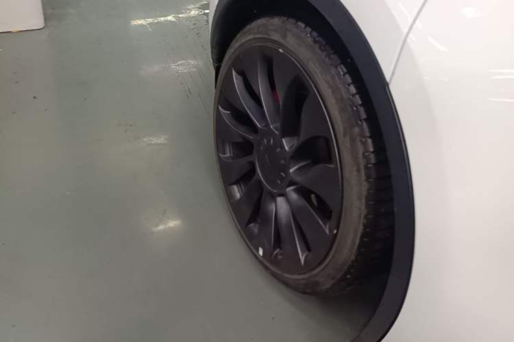 Used Tesla Model Y 2022 Performance High-Performance All-Wheel-Drive Version Right Rear Wheel Hub