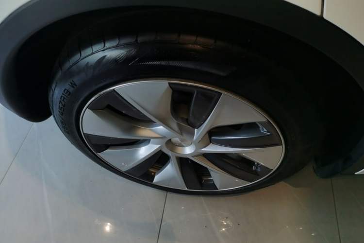 Used Tesla Model Y 2022 Rear-Wheel-Drive Version Right Rear Wheel Hub