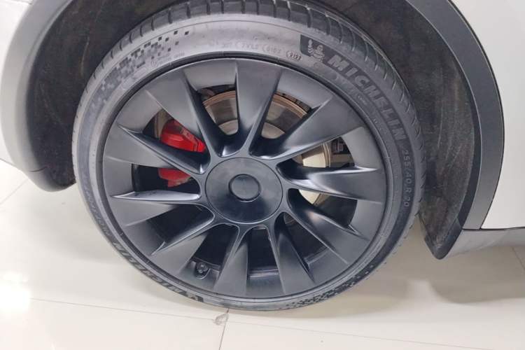 Used Tesla Model Y 2022 Long-Range All-Wheel-Drive Version Right Rear Wheel Hub
