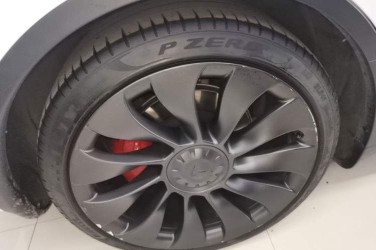 Used Tesla Model Y 2022 Performance High-Performance All-Wheel-Drive Version Right Rear Wheel Hub