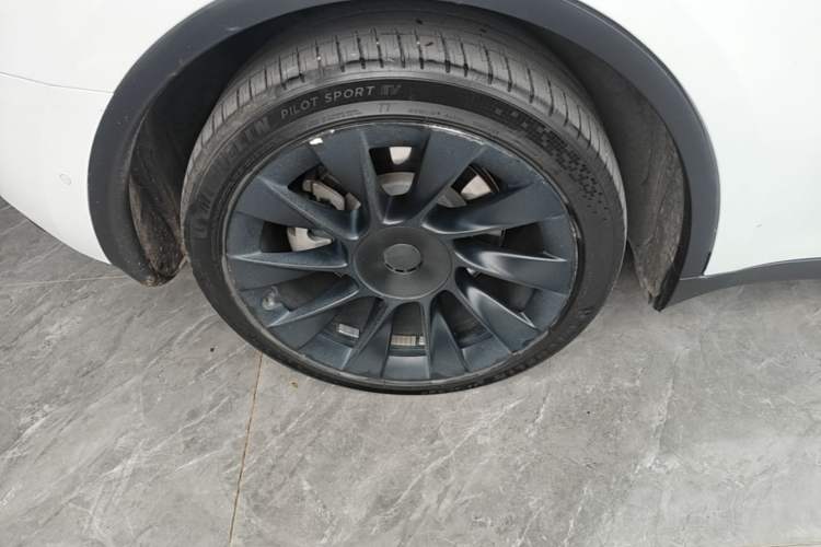 Used Tesla Model Y 2022 Long-Range All-Wheel-Drive Version Right Rear Wheel Hub