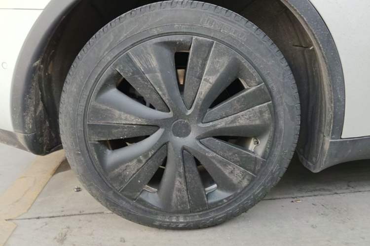 Used Tesla Model Y 2022 Long-Range All-Wheel-Drive Version Right Rear Wheel Hub