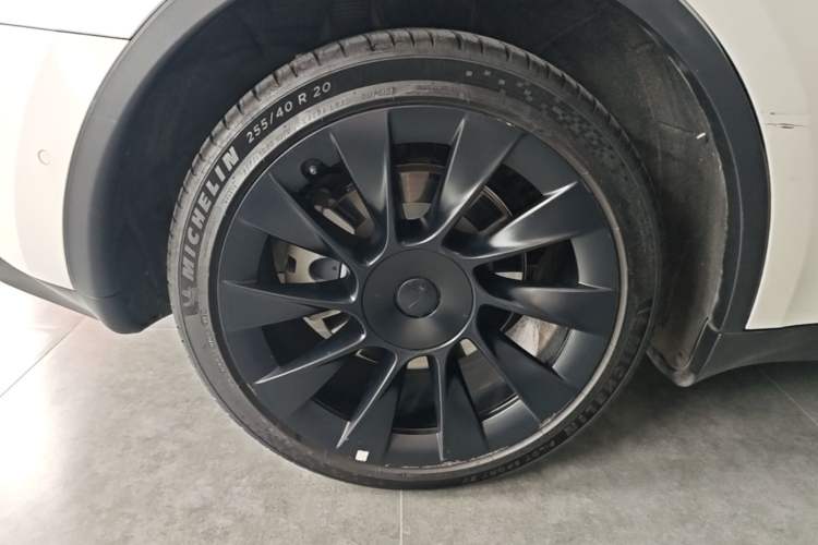 Used Tesla Model Y 2022 Long-Range All-Wheel-Drive Version Right Rear Wheel Hub