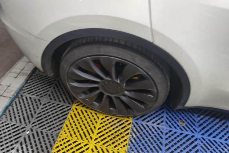 Used Tesla Model Y 2022 Performance High-Performance All-Wheel-Drive Version Right Rear Wheel Hub
